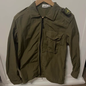 Stone island jacka  - Hjälper min kille sälja denna stone island jacka . Har inget kvitto men man kan scanna koden . Den är köpt på nk ❤️nypris var 3500 och säljer för 990 kr . St S passar M med 