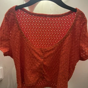 Topp - Röd topp från H&M, köpt för 199 och säljer för 60kr. Aldrig använd.