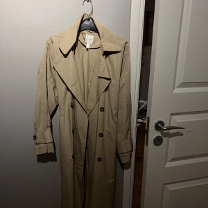 Trenchcoat från h&m  - Knappt använd! Sååå fin