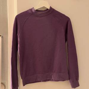 Fin tröja i en cool färg, köpt på carlings😊 skriv gärna om du har några funderingar, kan gå ner i pris🥳