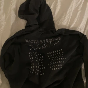 Nicki studios hoodie  - Så fin hoodie från nicki studios x Gina tricot