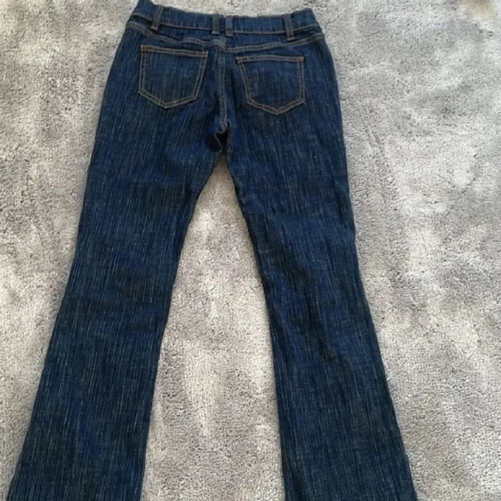 !lånade bilder från förra ägaren! Jätte fina lågmidjade brandy meville jeans. Jätte fina nästan nyskick men tyvärr för stora på mig.😭 81 cm innerbenslängd och 70 i midjan.💕. Jeans & Byxor.