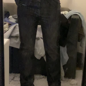 Jeans - Säljer dessa staright jeans som är typ low Rise? Köpte från Sellpy och har aldirg använt. Dom är bra skick