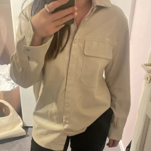 Beige läderskjorta - Beige läderskjorta som tyvärr inte kommer till användning. Endast använd 2-3 gånger så i mycket fint skick!🥰