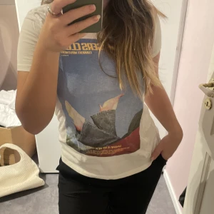 Vit t-shirt med tryck - Säljer denna vita t-shirt med ett snyggt tryck! Hör av dig vid frågor!💗