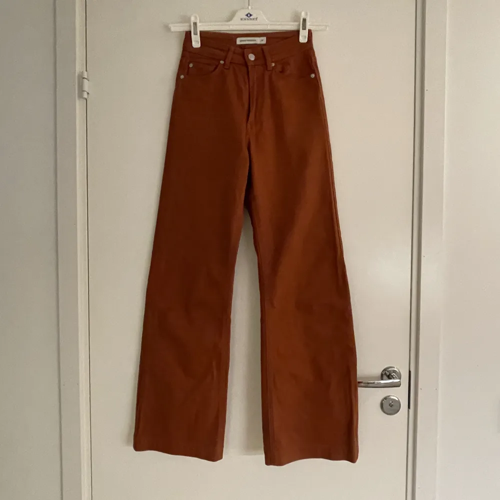 Brun/orangea samt gula Carin Wester jeans, inköpta 2020 och i mycket bra skick.  Går att köpa båda paren samtidigt eller bara en.  Orange/bruna 150 kr Gula 150 kr. Jeans & Byxor.