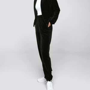 Mjukisset i velour från Cubus - Svart mjukisset från Cubus i velour, strl L på byxor och tröja. Byxorna använda ett fåtal gånger, men i väldigt fint skick. Tröjan är oanvänd med prislappen kvar. Säljes för 379 kr som ett set eller 199 kr/del. Köparen står för frakten.