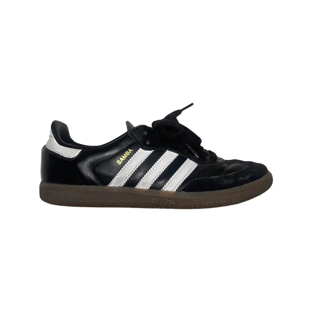 Svarta adidas skor i modellen ”samba” i väldigt fint skick men med lite tecken på användning, storlek 38 2/3 (slutsålda överallt). Skor.