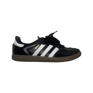Adidas samba skor - Svarta adidas skor i modellen ”samba” i väldigt fint skick men med lite tecken på användning, storlek 38 2/3 (slutsålda överallt)