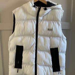 Barely used- maximum 3 times L size vest