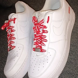 Nike Air Force 1 Low Supreme White - Strl 41 men passar 42-42.5 Använda 1 gång kartong ingår Nyskick kan även byta mot nått Jag står för frakten vid smidig affär