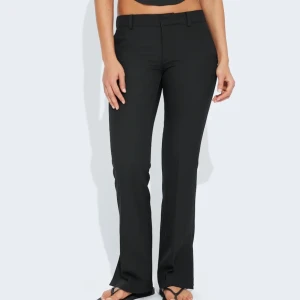 Lågmidjade kostymbyxor  - Lågmidjade kostymbyxor från BikBok med en slits på benet, nästan helt nya köptes men nt anväbds på grund av för stora 