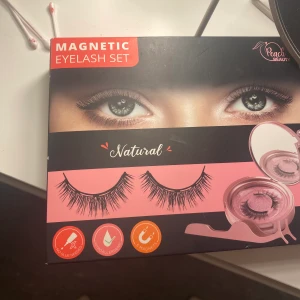 Magnetic eyelash set - Säljer denna magnetic eyelash set pga inte till andvändning och använder inte fransar längre ❤️ har testat 1 gång och det funkar perfekt på mig och den sitter jätte bra ❤️