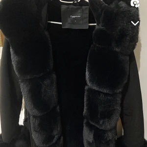 Jacka i storlek s - Jätte fin jacka knappt använd i nytt skick kontakta mig för mer info storlek S