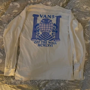 vans långärmad med tryck - säljer nu min så feta långärmade tröja från vans då jag inte använder den längre, i nyskick och visar inga flaws på trycket. kom privat för mer info 🫶🏼