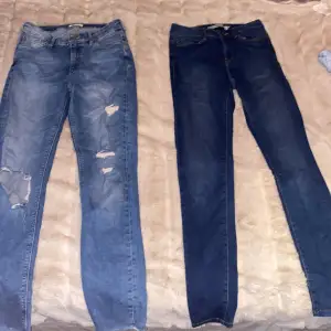 Jeans ett par med håll i från lindex, mörkblåa från vero moda