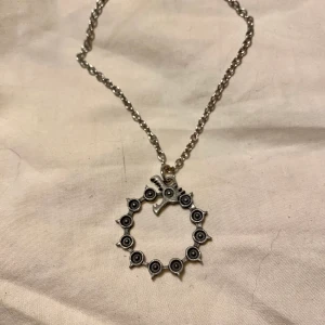 Anime halsband - Ett halsband från serien The seven deadly sins, säljer då jag inte kollar längre o de tar bara plats <3 (fraktkostnaden kanske inte är de som står)