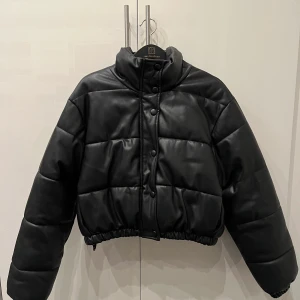 Zara läder puffer jacka - Jackan är i stl Eu S och är croppad i modellen. Den passar perfekt för dig som söker både höst och vinterjacka.