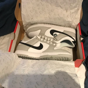 Nike - Storlek 41 Nike dunk lottery  Det går att skrapa Nike märket så att det blir rött