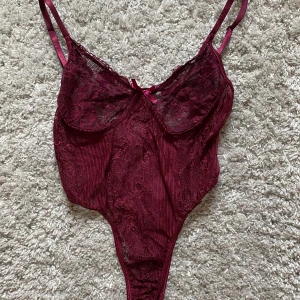 Vinröd spetsbody stl S/M - Köpt här på plick men aldrig använd av mig, väldigt fint skick