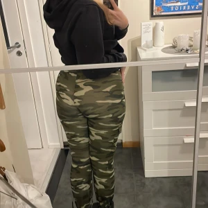 Tighta cargo - Lite tightare cargo byxor som knappt andvänts