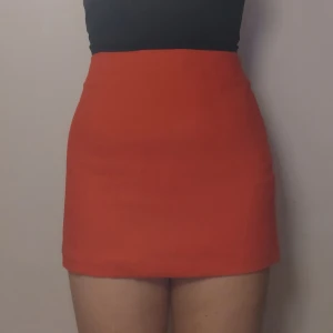 Orange kjol från H&M.  - En orange kort kjol. Alldrig använd. Den ser röd ut på vissa av bilderna men den är en klarljus orange färg. Priset står vid 150 + frakt på 39kr 😊