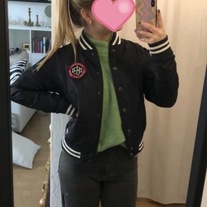 Superdry jacka - Cool jacka, knappt använd. Står strl M, men skulle säga den är mer som en S. 