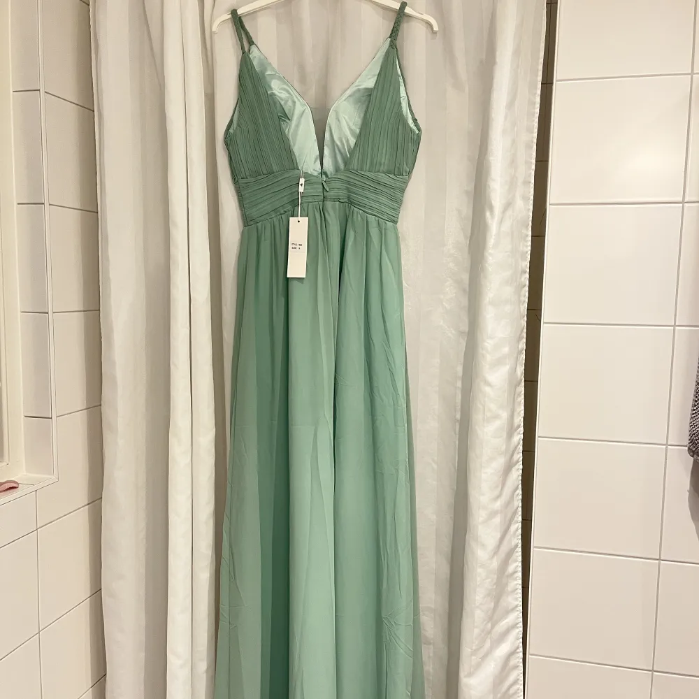 Jag säljer nu denna mintgröna balklänning, som aldrig är använd (lappen finns kvar), nyskick💚 Den är köpt i Marbella 2020, men blev tyvärr aldrig använd pga covid. Klänningen är super fin och passar perfekt till b.l.a studentbalen🌺 . Klänningar.
