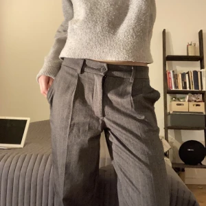 Grå kostymbyxor  - Snygga grå kostymbyxor😍🙌🏼Sitter perfekt på mig som är 36/S och är 170cm. 