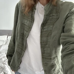 Grön jacka  - Säljer denna super söta vår/sommar jackan eftersom att jag har en liknade💋👌