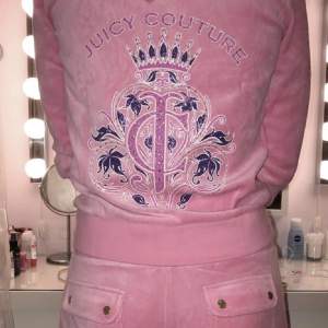 Säljer mitt vintage Juicy Couture set i ljusrosa storlek S ❤️Sparsamt använt❤️ Bilder från förra ägare❤️