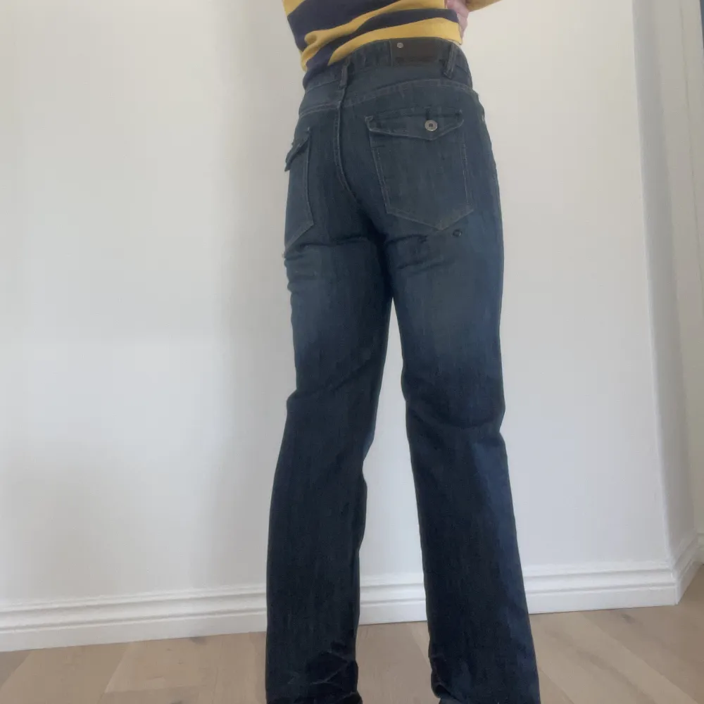 Super snygga jeans, jag är 1,65 cm lång, innerbenslängden är 70, midjemåttet är 35 rakt över. . Jeans & Byxor.