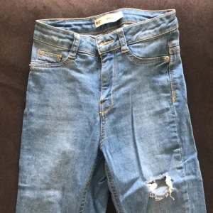 Jeansbyxor  - Ett par jeansbyxor från Gina, i xs.
