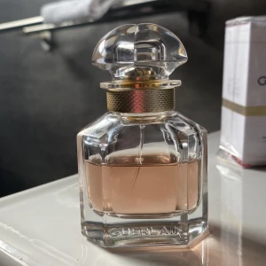 Guerlain mon edp 30ml - Se återstående mängd kvar.   Står ej för postens slarv. Packar väl. 