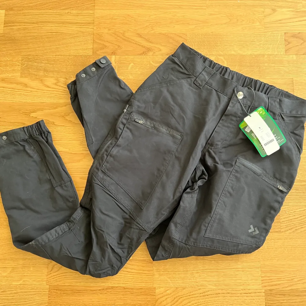 Helt nya med prislapp kvar från Lager157. Perfekta för hike, promenad eller ruskigt väder. . Jeans & Byxor.