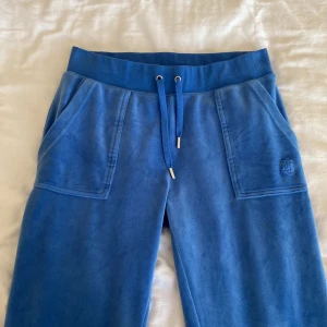 Byxor  - Säljer dessa juicy byxor pga för stora💞