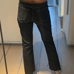 Midwaist jeans - Säljer mina fina jeans från weekday som tyvärr inte används! Köpta second hand men aldrig använda av mig, går att vika ner midjan som på bilden vilket jag tycker är supersnyggt💞 Jag har storlek S och de är lite oversized, så skulle säga att det är i M!