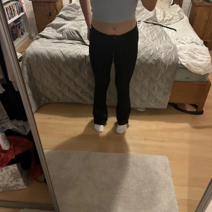 Låg midjade bootcut jeans - Superfina svarta low raise jeans från zara. Säljer pågrund av att dom är lite för små för mig. Jättebra skick! 