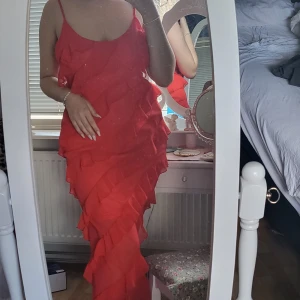 Röd maxiklänning - Helt ny, oanvänd maxi volangklänning i röd, passar M-L  Men passar även S om man vill ha den lite oversized🥰 skriv gärna till mig vid funderingar 
