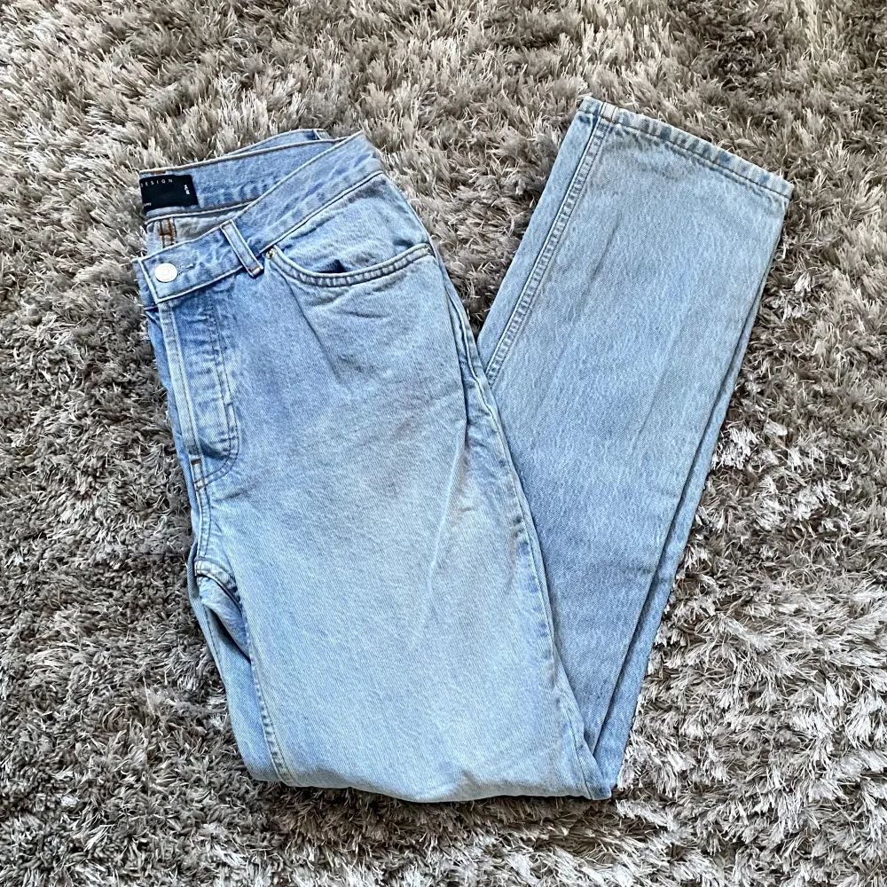 Säljer dessa ljusblåa jeans från asos egna märke (asos design)💓 skulle säga att de är som Gina tricots ”straight low jeans” bara att de är mer midrise! Sitter perfekt i längden på mig som är 173, säljer pga för små🫶. Farkut & Housut.