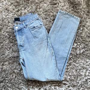 Säljer dessa ljusblåa jeans från asos egna märke (asos design)💓 skulle säga att de är som Gina tricots ”straight low jeans” bara att de är mer midrise! Sitter perfekt i längden på mig som är 173, säljer pga för små🫶