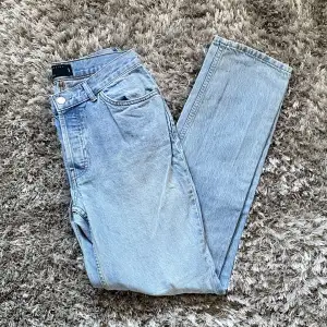 Säljer dessa ljusblåa jeans från asos egna märke (asos design)💓 skulle säga att de är som Gina tricots ”straight low jeans” bara att de är mer midrise! Sitter perfekt i längden på mig som är 173, säljer pga för små🫶