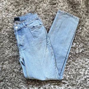 Straight jeans - Säljer dessa ljusblåa jeans från asos egna märke (asos design)💓 skulle säga att de är som Gina tricots ”straight low jeans” bara att de är mer midrise! Sitter perfekt i längden på mig som är 173, säljer pga för små🫶