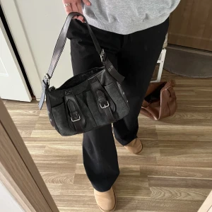 Axelväska  - Axelväska, köpt secondhand men i bra skick 