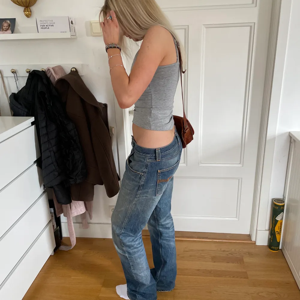 Snygga lågmidjade och baggy vintage jeans 🤍 Bra skick, passar längre personer. Modellen är 173 cm 💓. Jeans & Byxor.