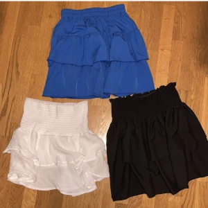 Volangkjolar  - ❗️Oseriöst bud på förra annonsen så var tvungen att posta nytt❗️Många intresserade så har budgivning (exklusive frakt), ALLA TRE SÄLJS TILLSAMMANS. Kjolar köpta länge sen från shein för 80-100kr st. Svart och blå är helt oanvända, vit använd enstaka gång.😊