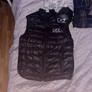 Emporio Armani väst  - En äkta Emporio Armani. Knappt använt den. Säljer för att den börja bli för liten. Skicka dm om du är intresserad av västen så kan du få lite mer bilder av västen