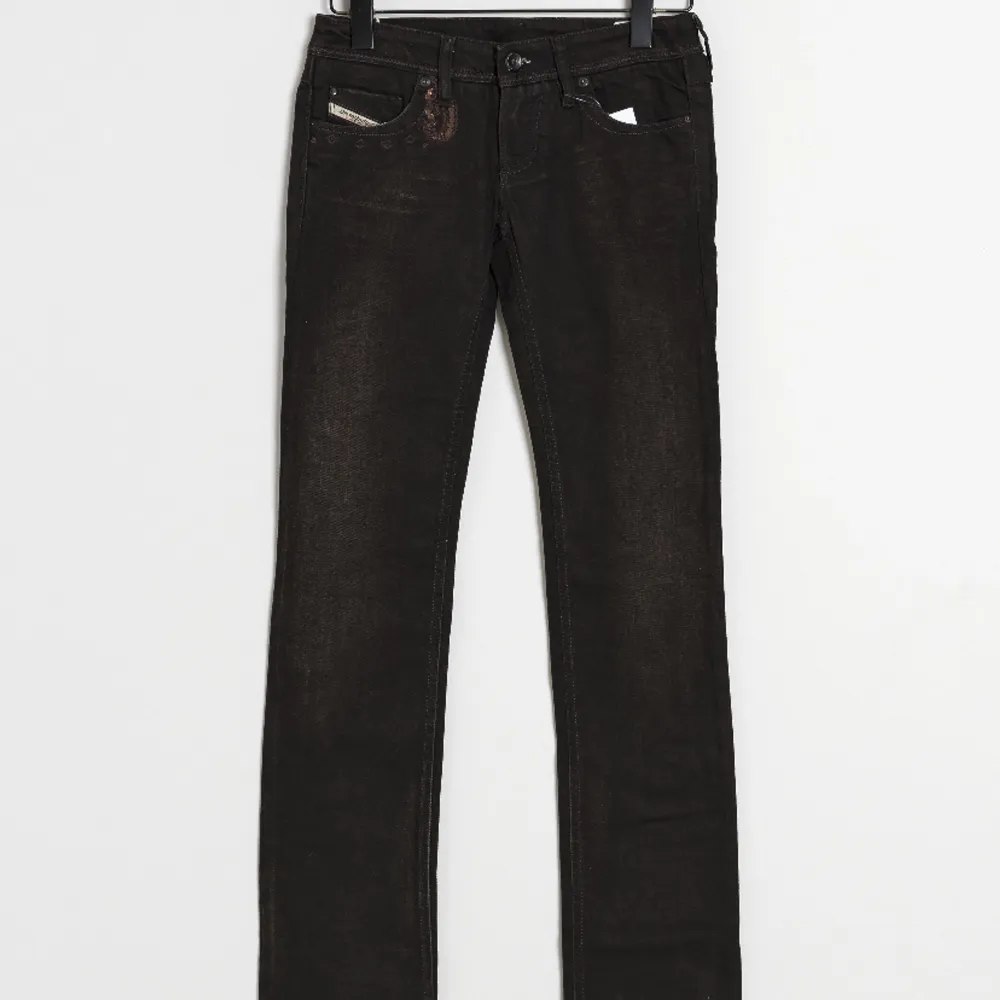 Säljer nu dessa superfina bootcut jeans med detaljer på fickorna ifrån diesel då jag inte använder dem. Midjemått 38cm rätt över och innerbenslängden är 81cm. Pris kan diskuteras. . Jeans & Byxor.