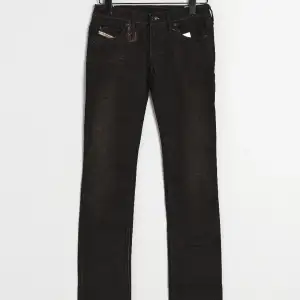 Säljer nu dessa superfina bootcut jeans med detaljer på fickorna ifrån diesel då jag inte använder dem. Midjemått 38cm rätt över och innerbenslängden är 81cm. Pris kan diskuteras. 