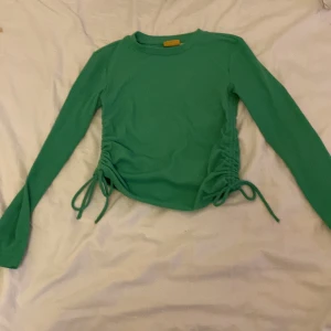 Grön tröja i storlek 146/152 men fikan även för 158/164 - Bra till sommaren 